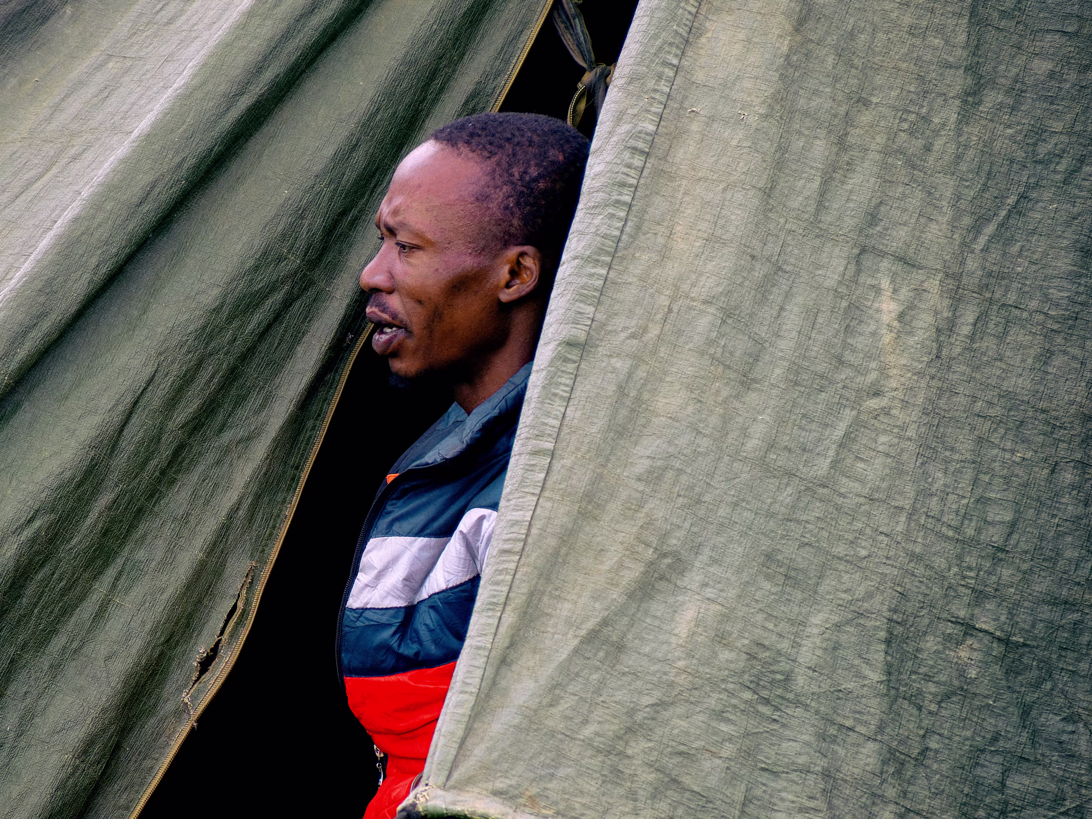 Un portatore esce dalla tenda