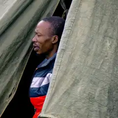 Un portatore esce dalla tenda