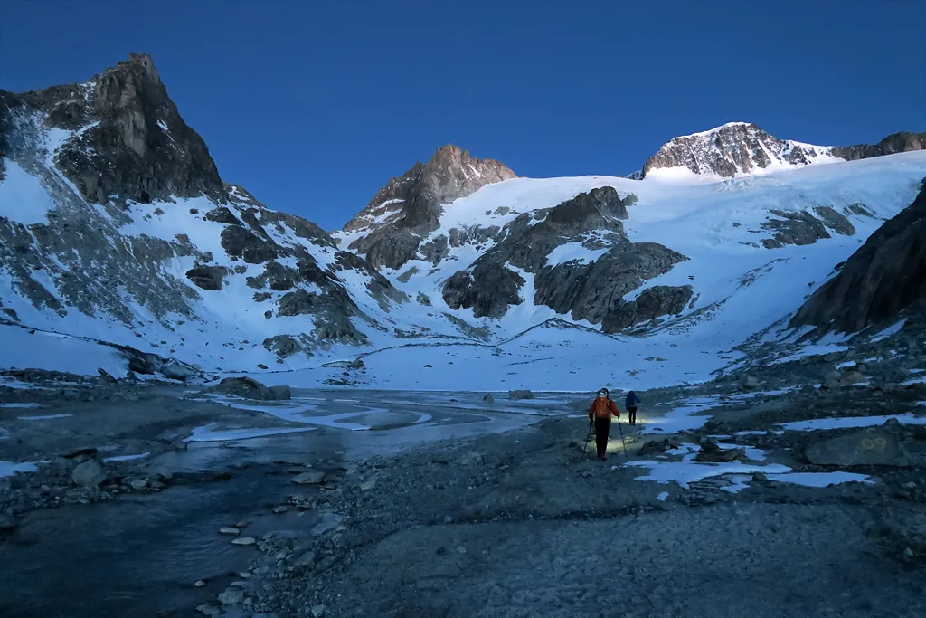 Salendo con le frontali verso il Galenstock