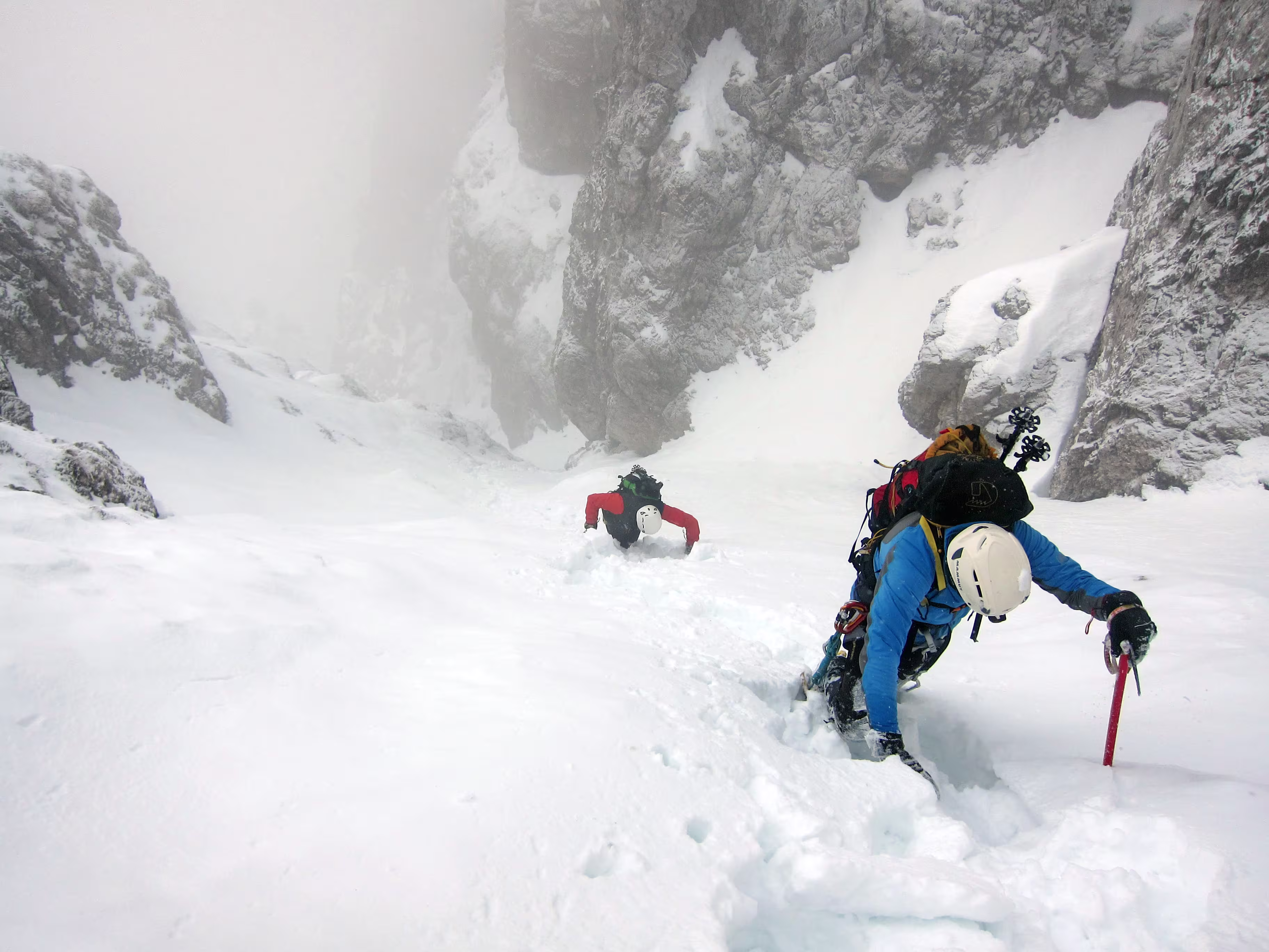 Risalendo il primo tratto del Canalone Comera