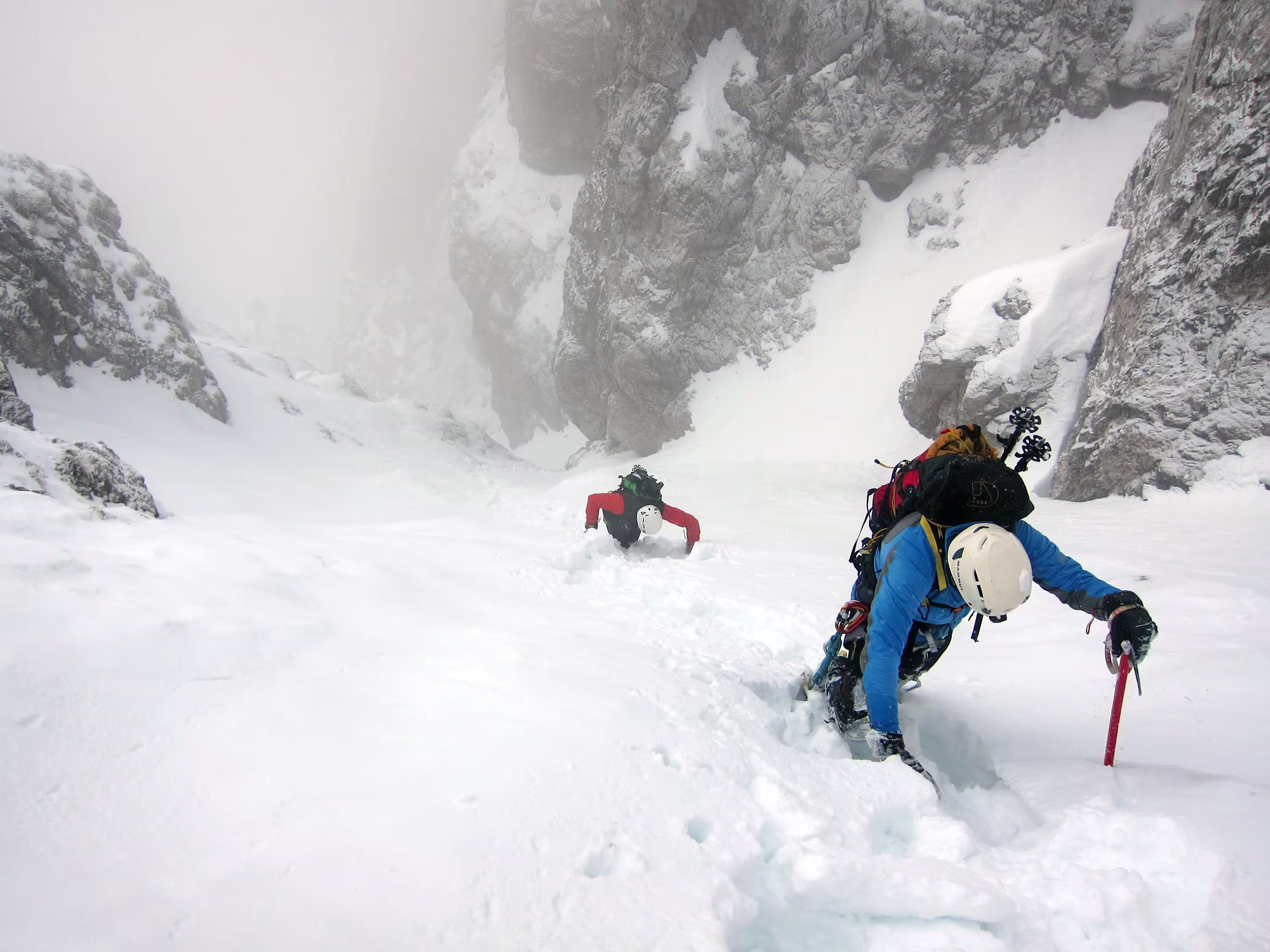 Risalendo il primo tratto del Canalone Comera