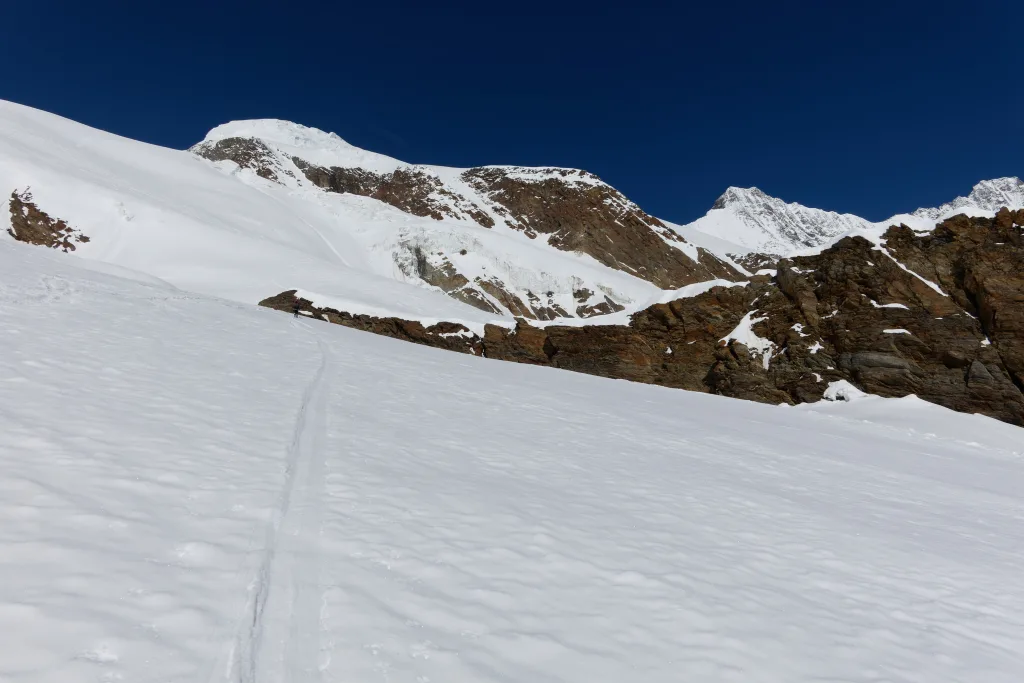 Aggirando l-isolotto roccioso