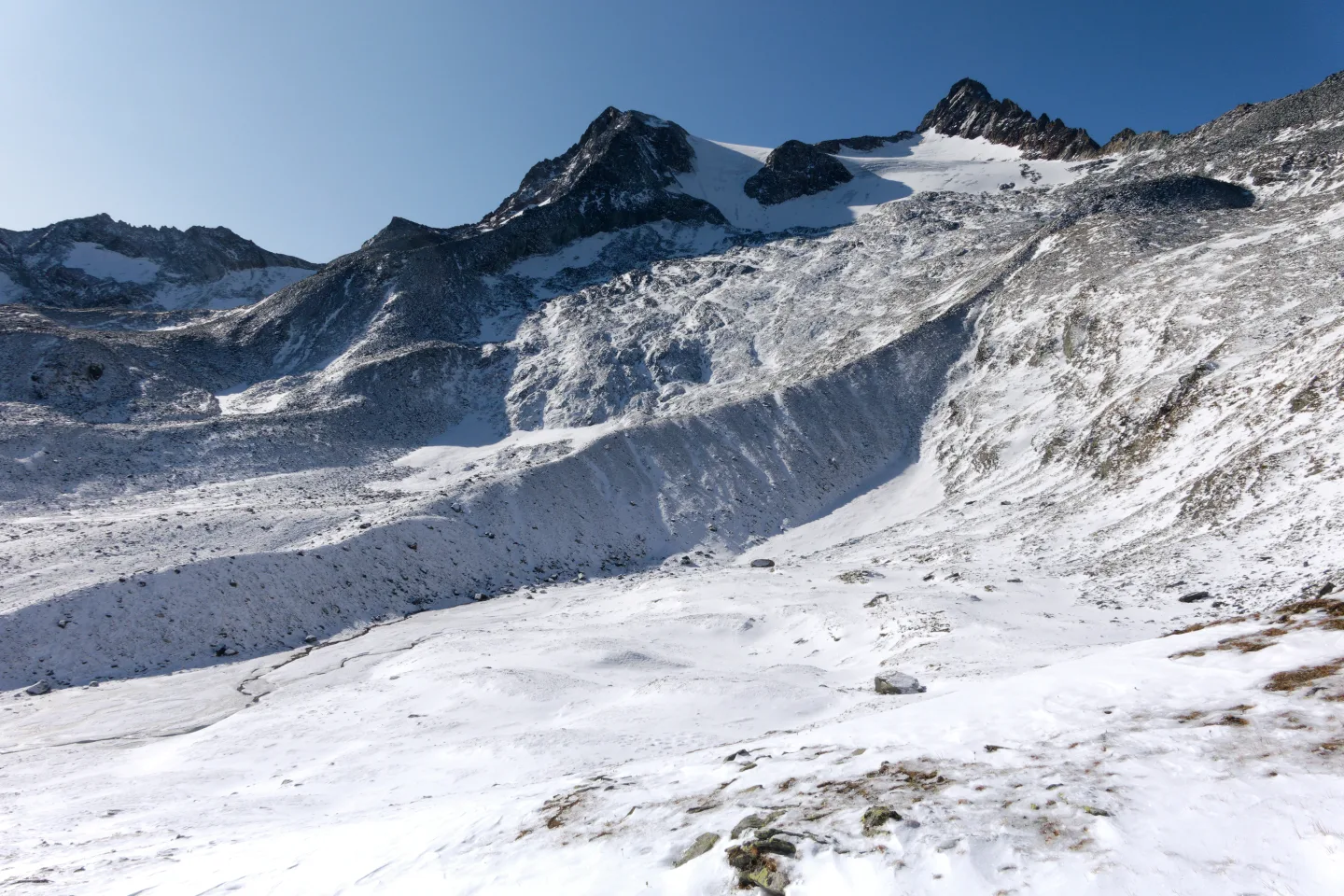 Alpinismo al Tossenhorn, La lunga morena