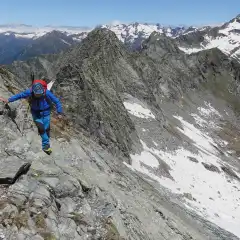 Rientro dalla vetta con il Monte Zucchero in lontananza