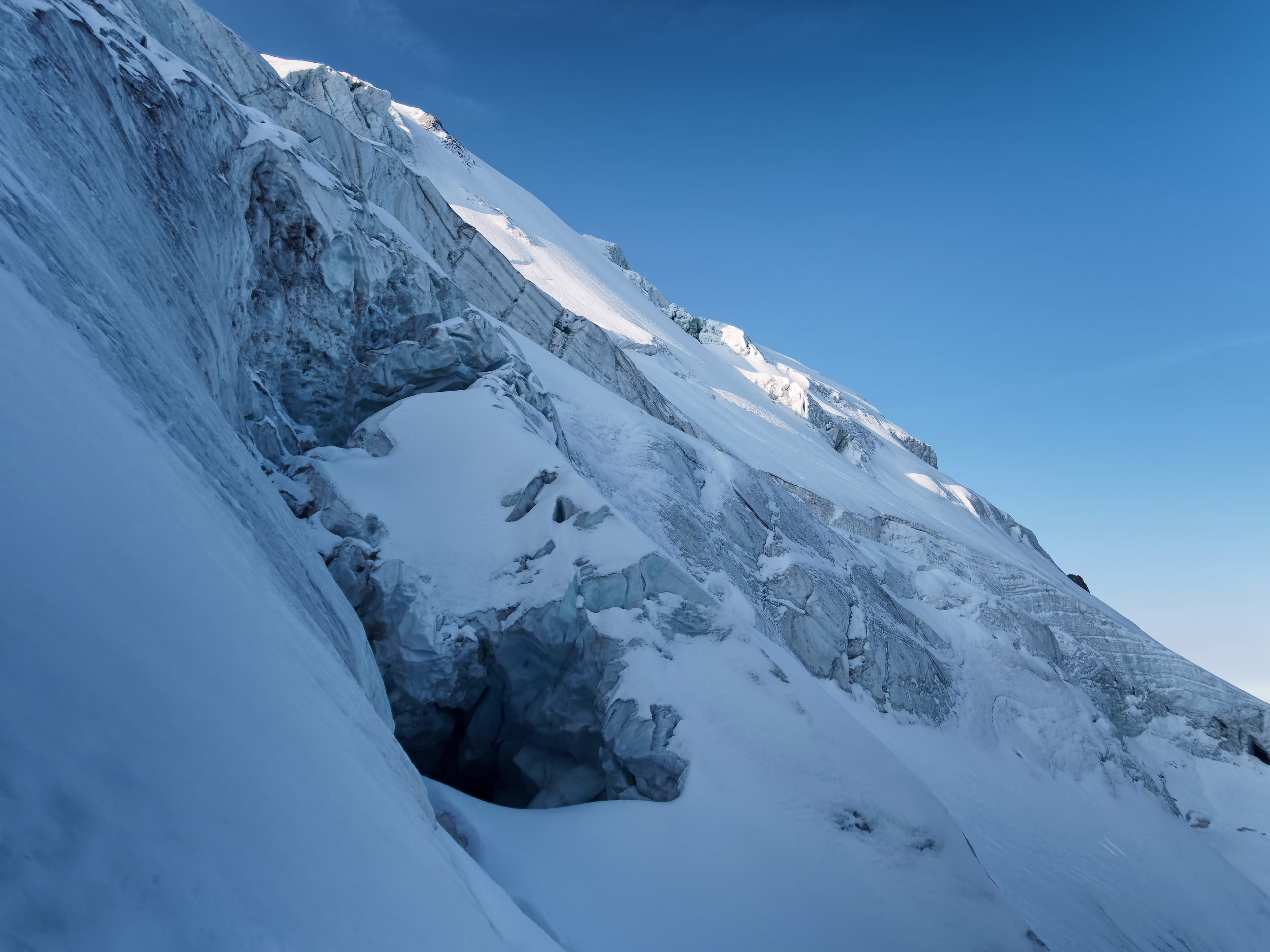 Seracchi incombenti sul primo tratto del ghiacciaio