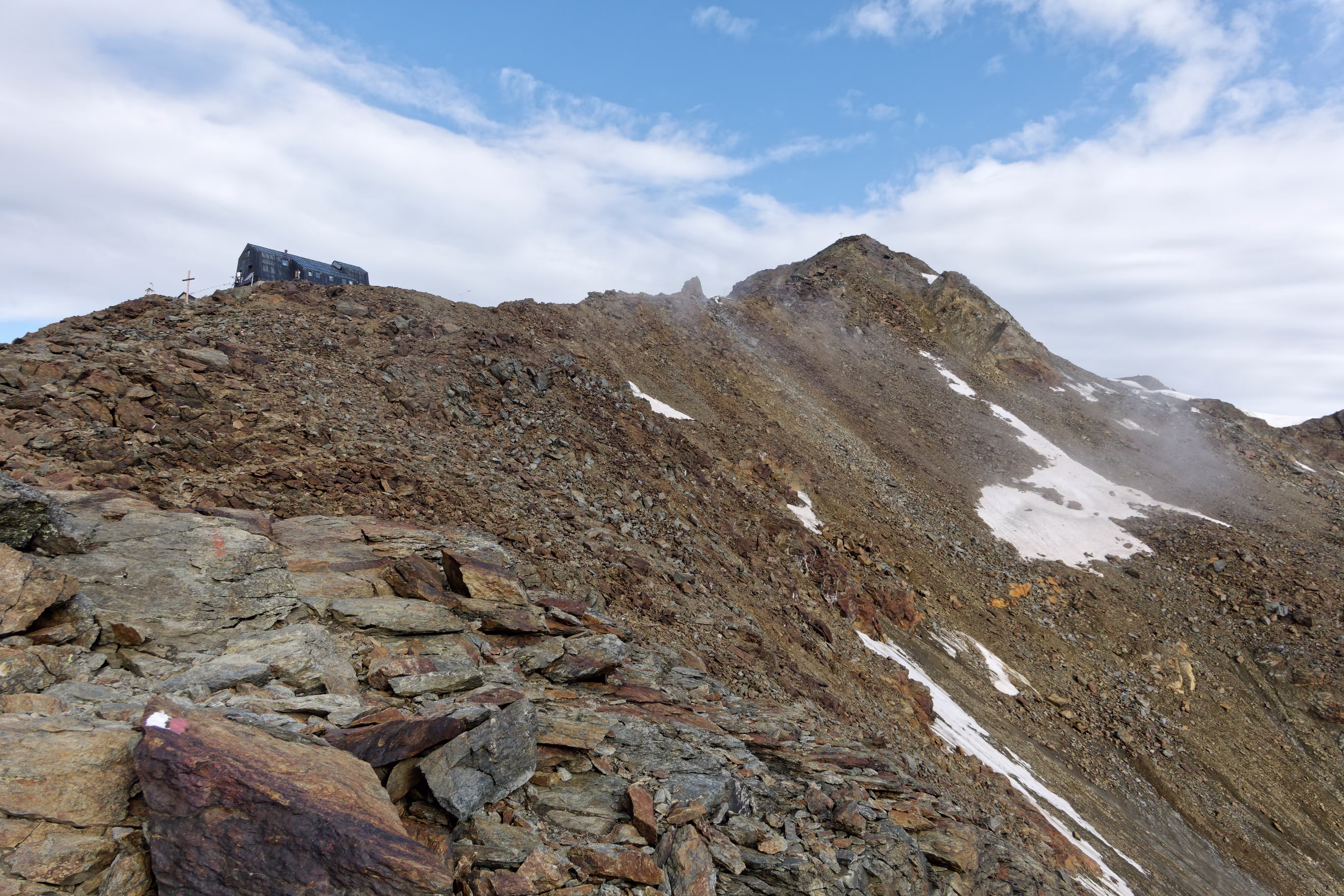 Il Rifugio Mantova e la vetta del Vioz