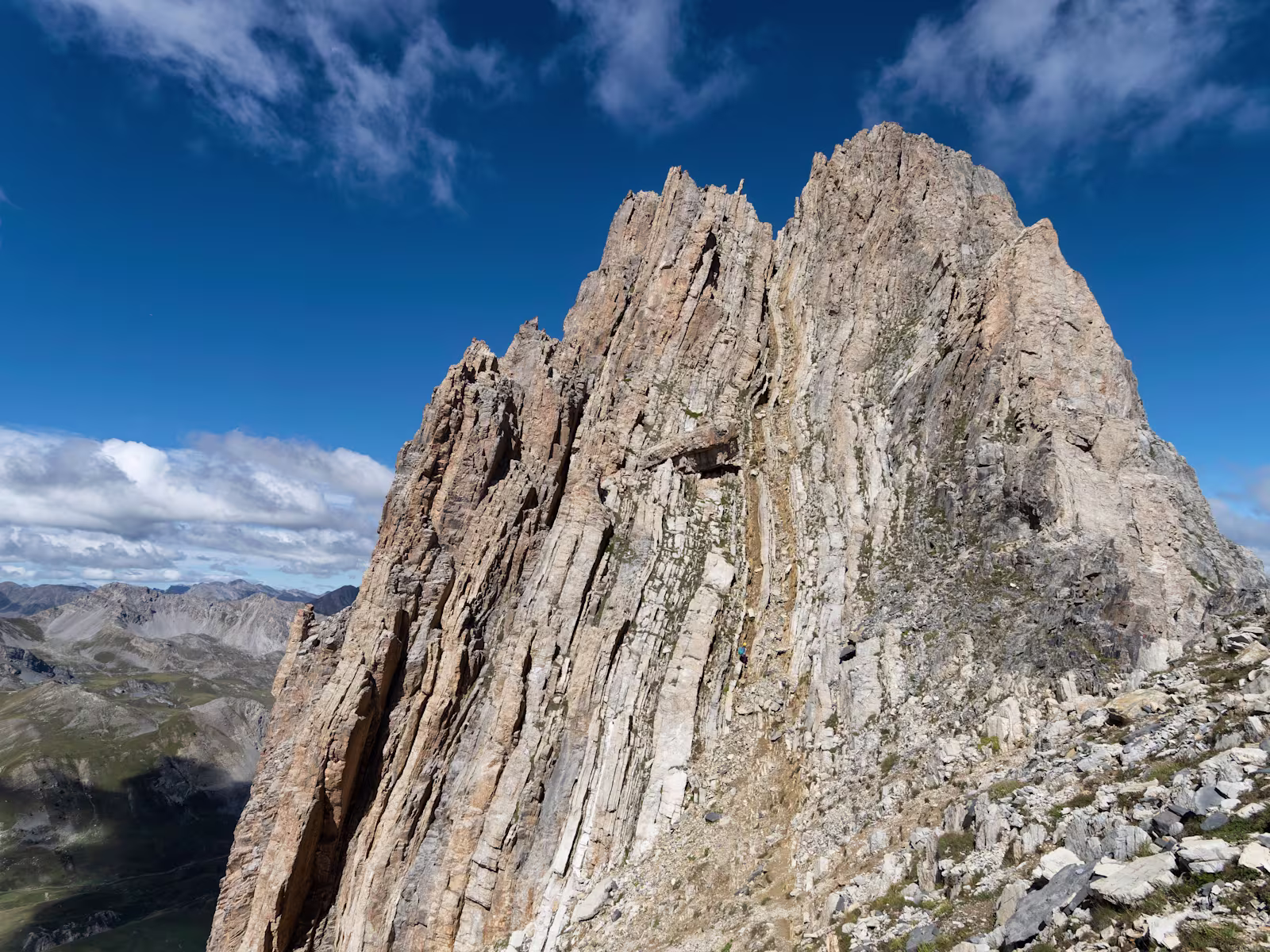 Vista sul canale che porta in vetta alla Rocca Meja