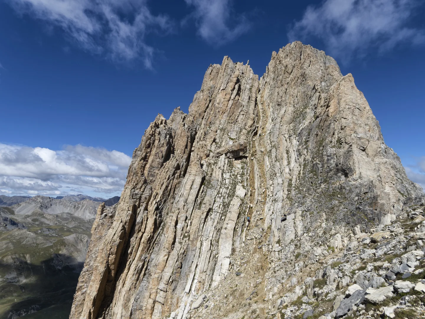 Vista sul canale che porta in vetta alla Rocca Meja