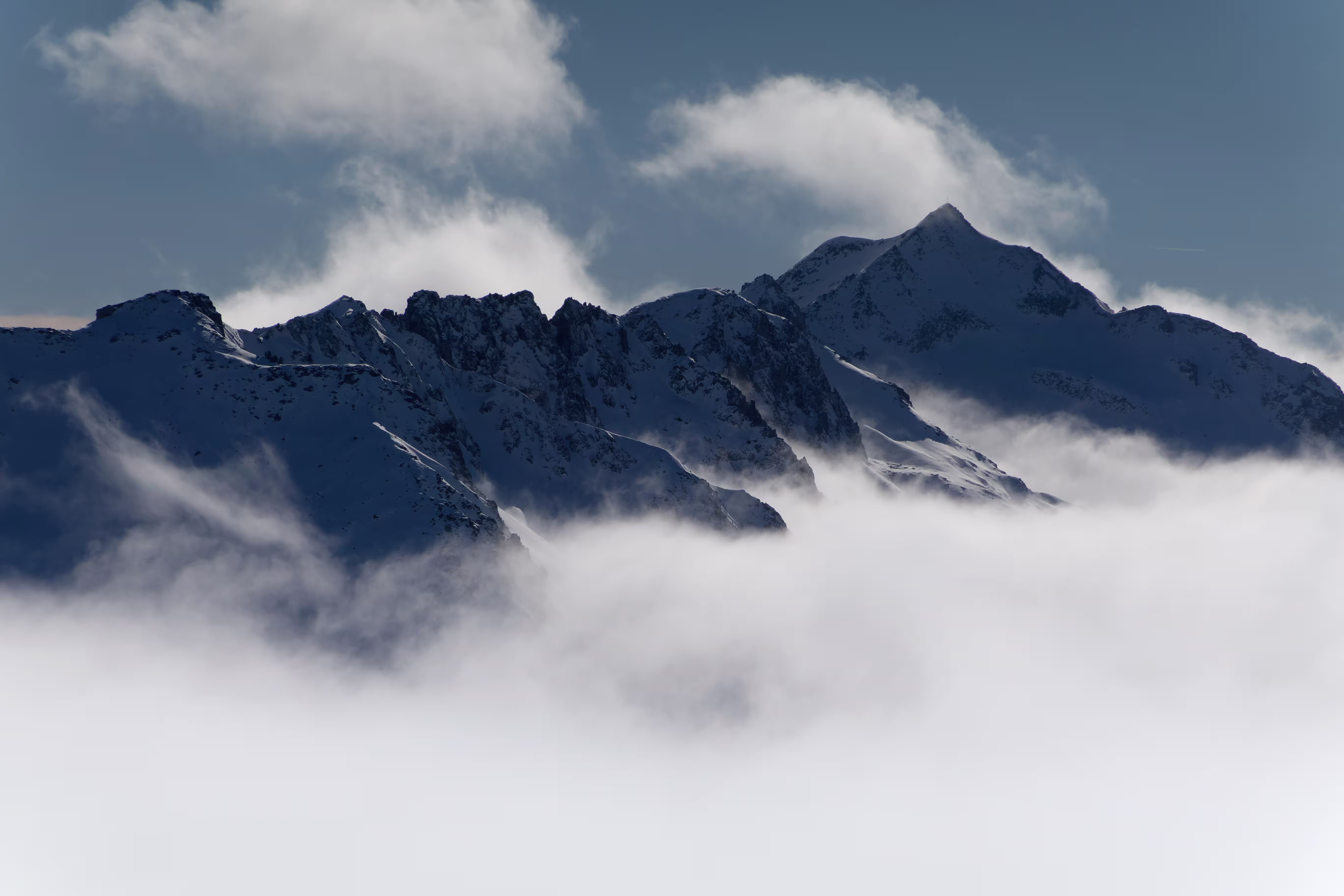 Il Pizzo Lucendro sbuca dalle nuvole