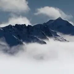 Il Pizzo Lucendro sbuca dalle nuvole