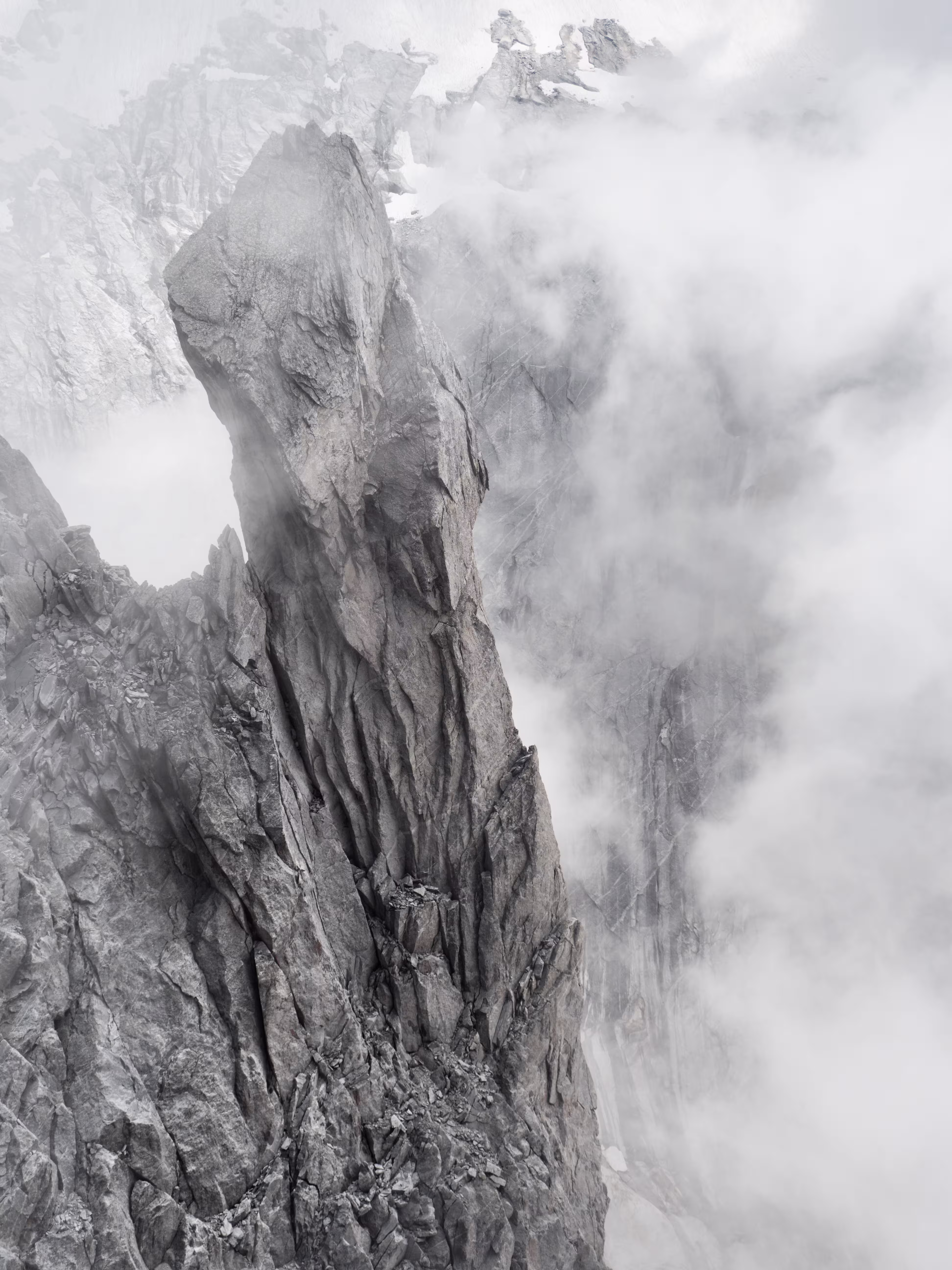 Guglie di granito nella nebbia