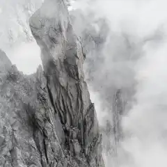 Guglie di granito nella nebbia