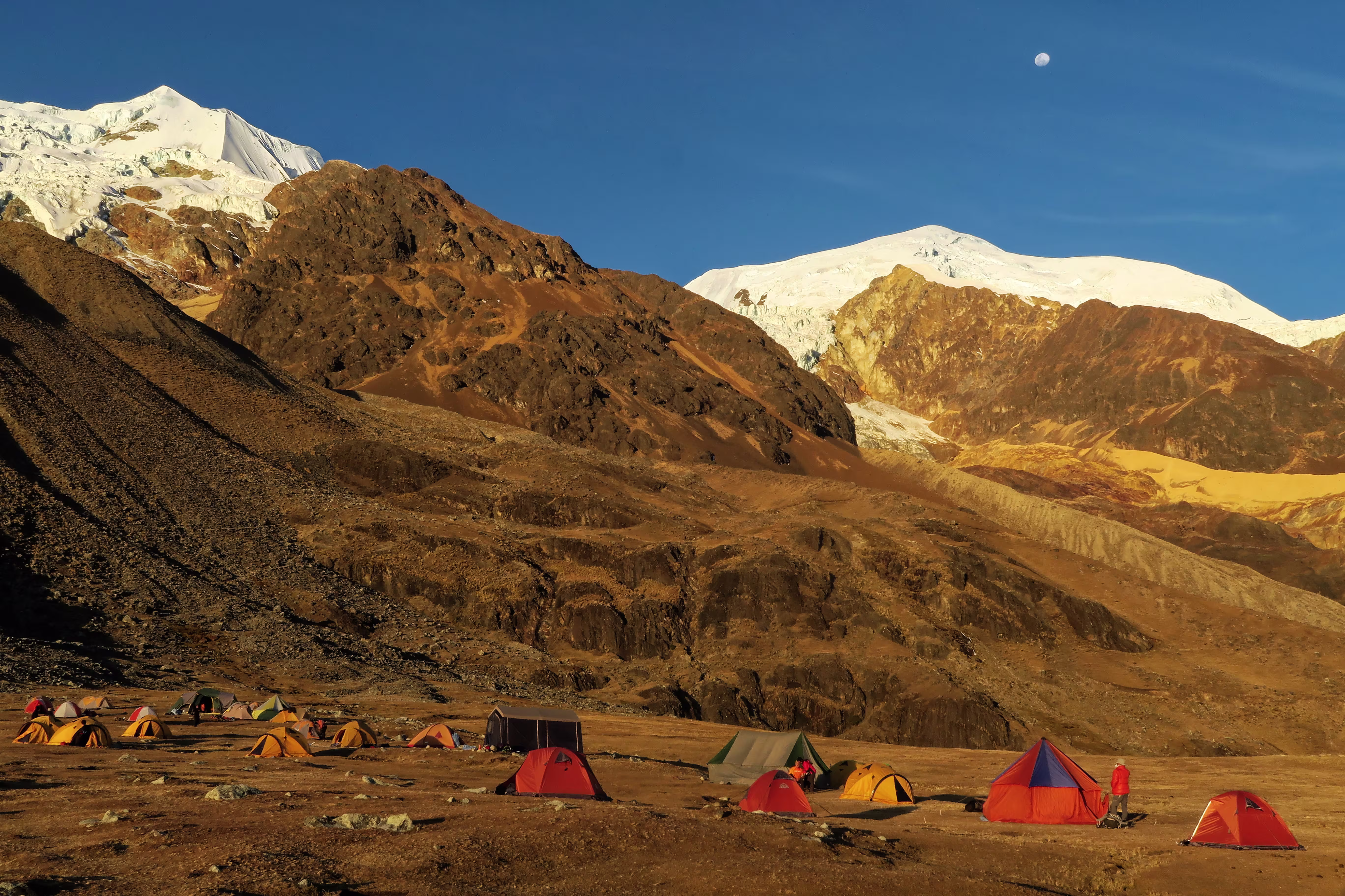 Il campo base al tramonto