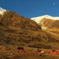 Il campo base al tramonto