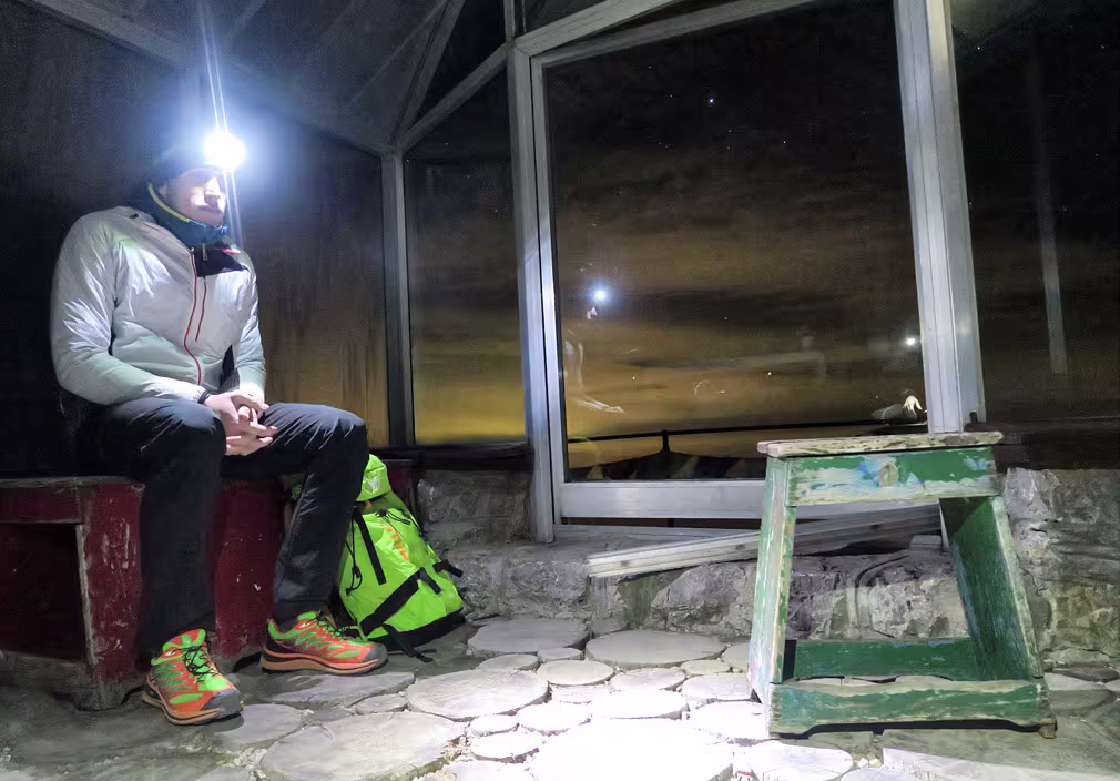 Ci ripariamo nella chiesetta