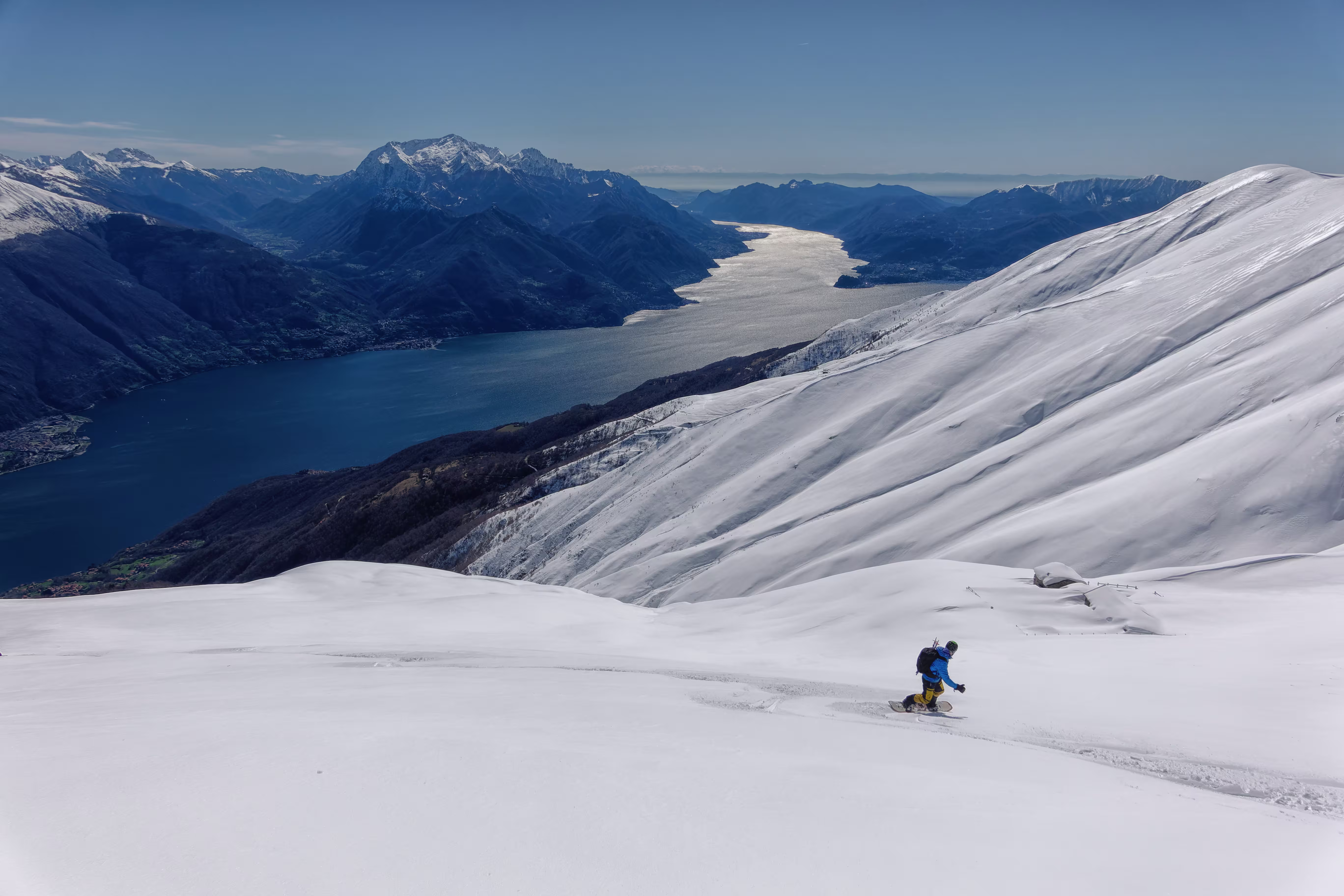 In discesa a picco sul lago