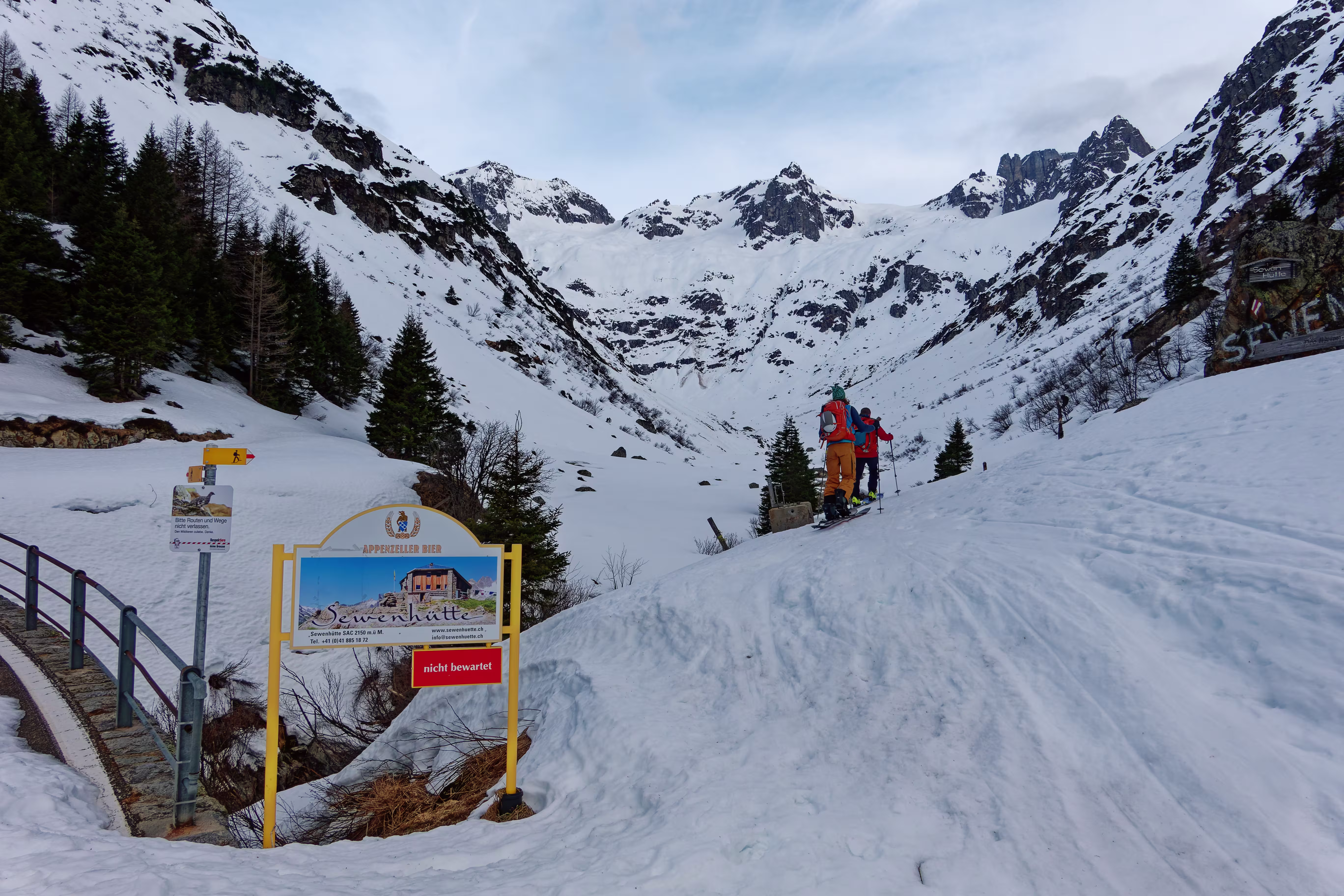 Lasciamo la strada ed entriamo nella valle