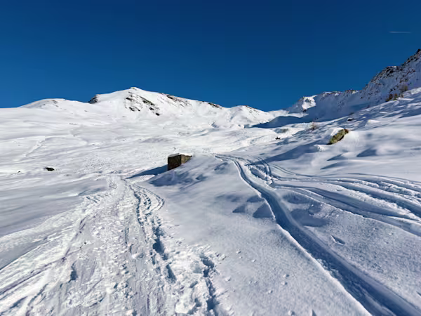 La vetta sulla sinistra e il colle a destra