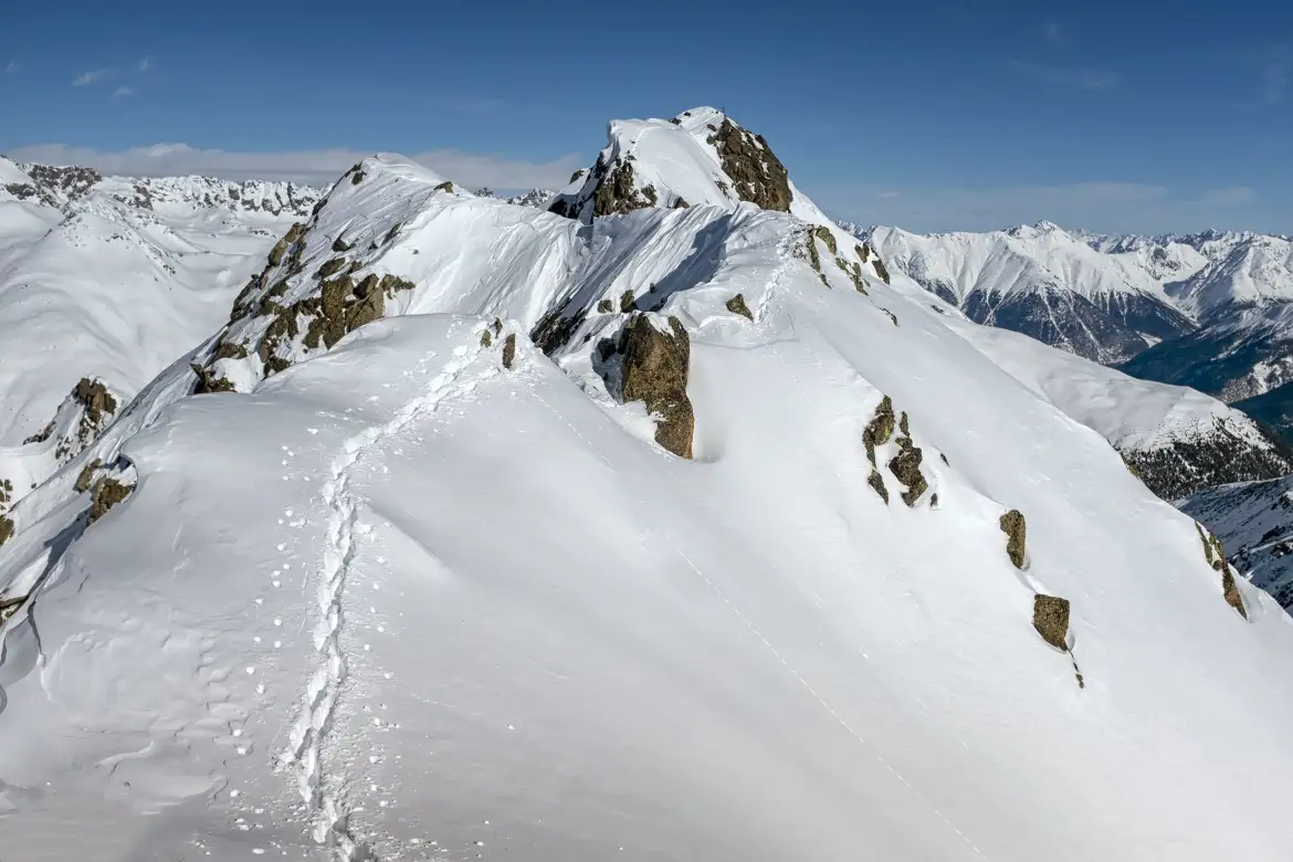 Scialpinismo al Piz Griatschouls, la cresta dal deposito sci