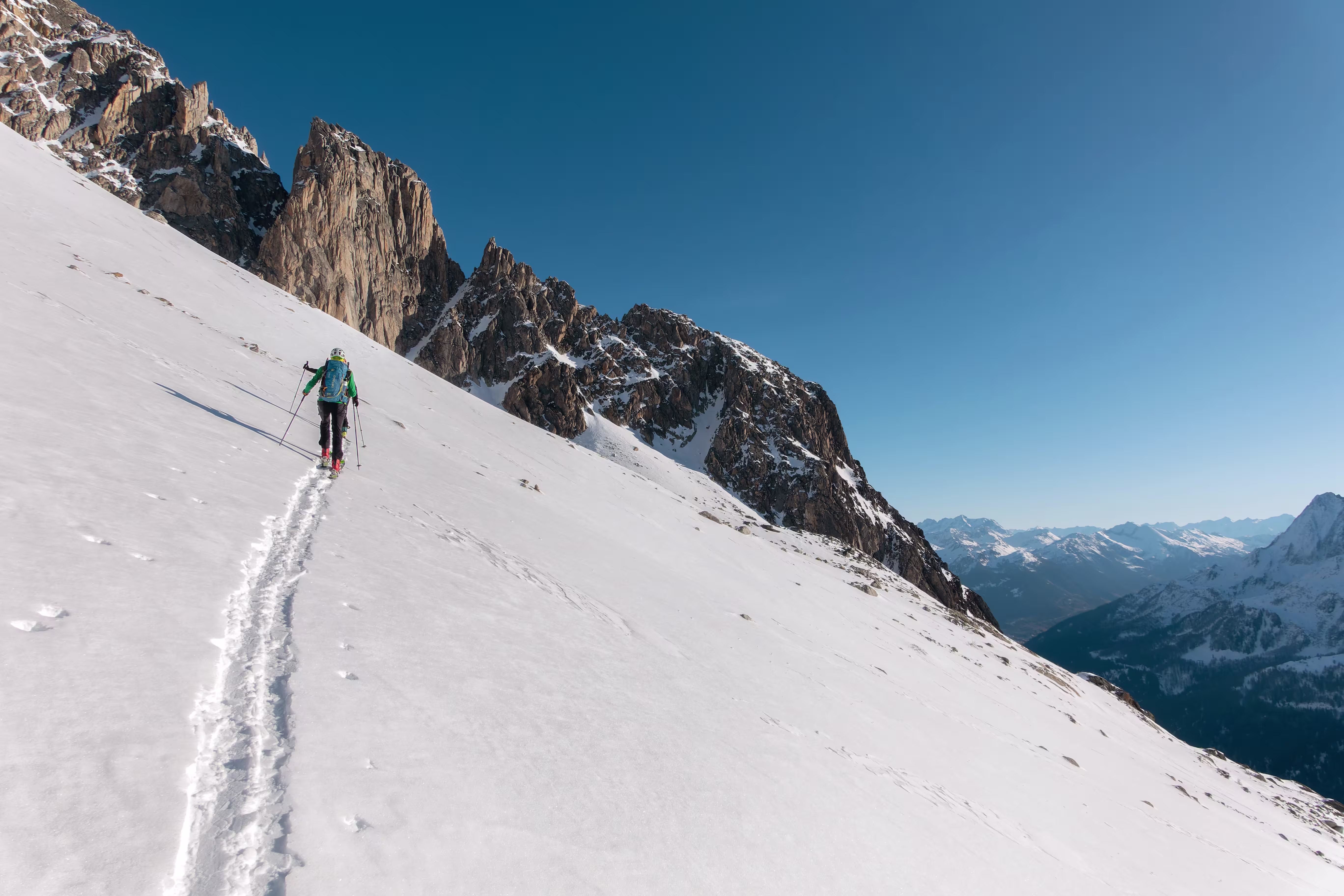 Sullo sfondo la Val Bedretto