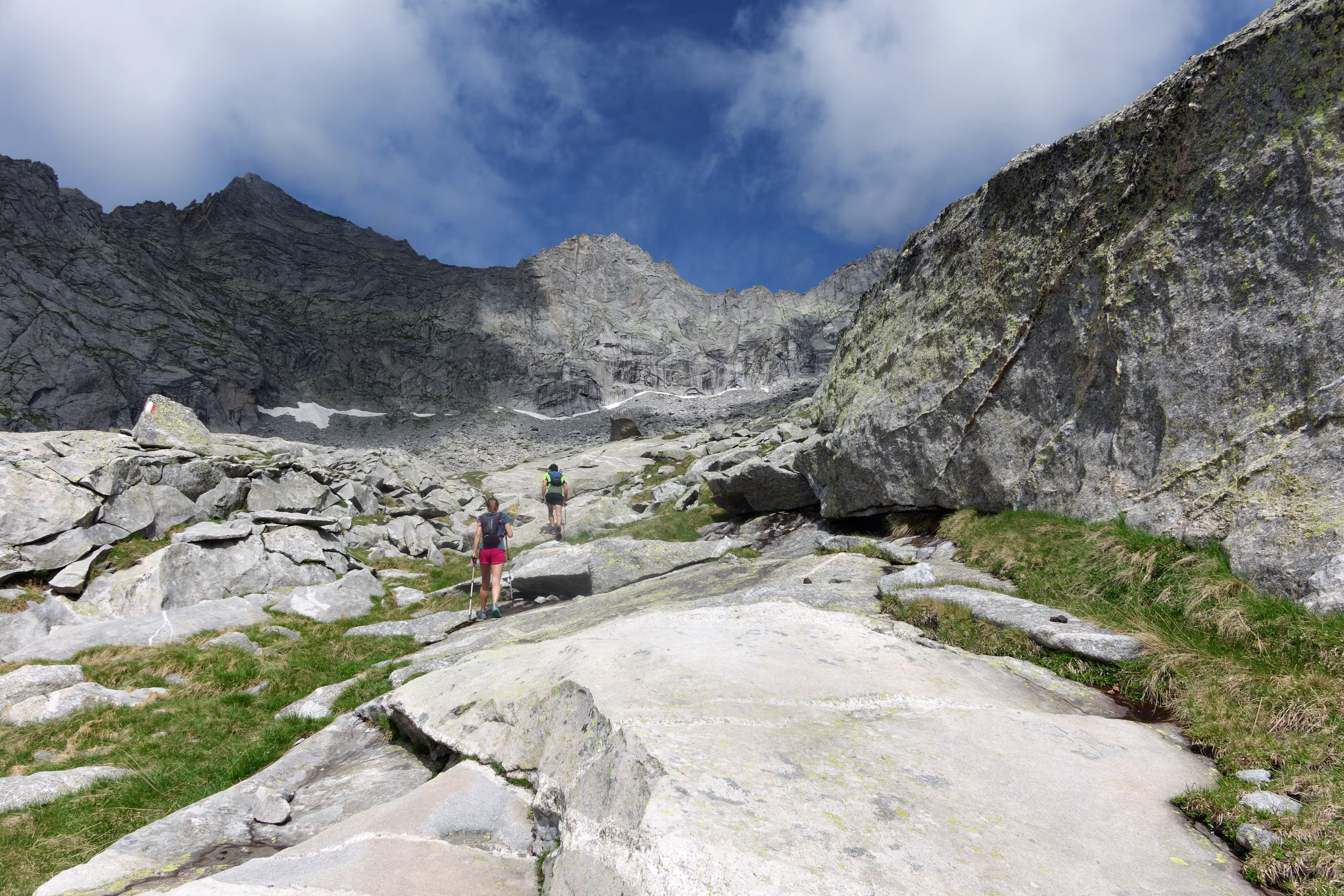 Bellissimi passaggi tra enormi placche di granito