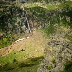 Una bellissima cascata lungo la salita