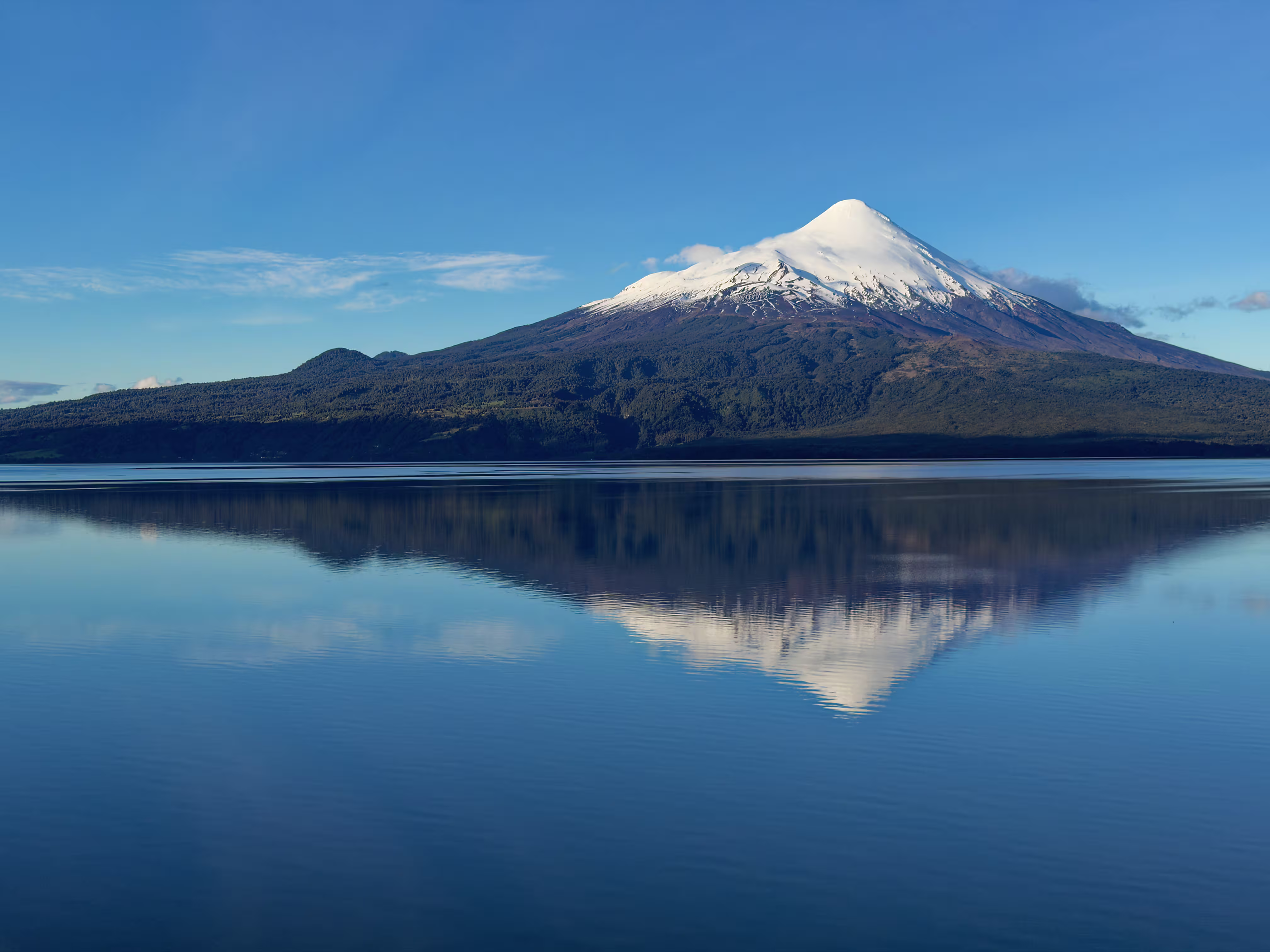 L’Osorno si specchia nel Lago Llanquihue