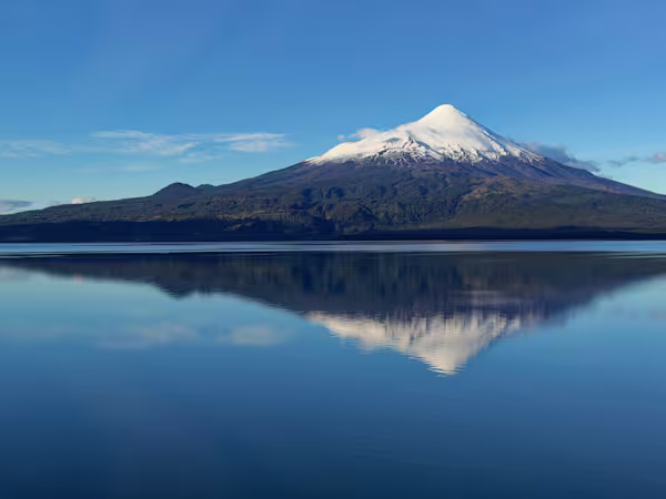 L’Osorno si specchia nel Lago Llanquihue