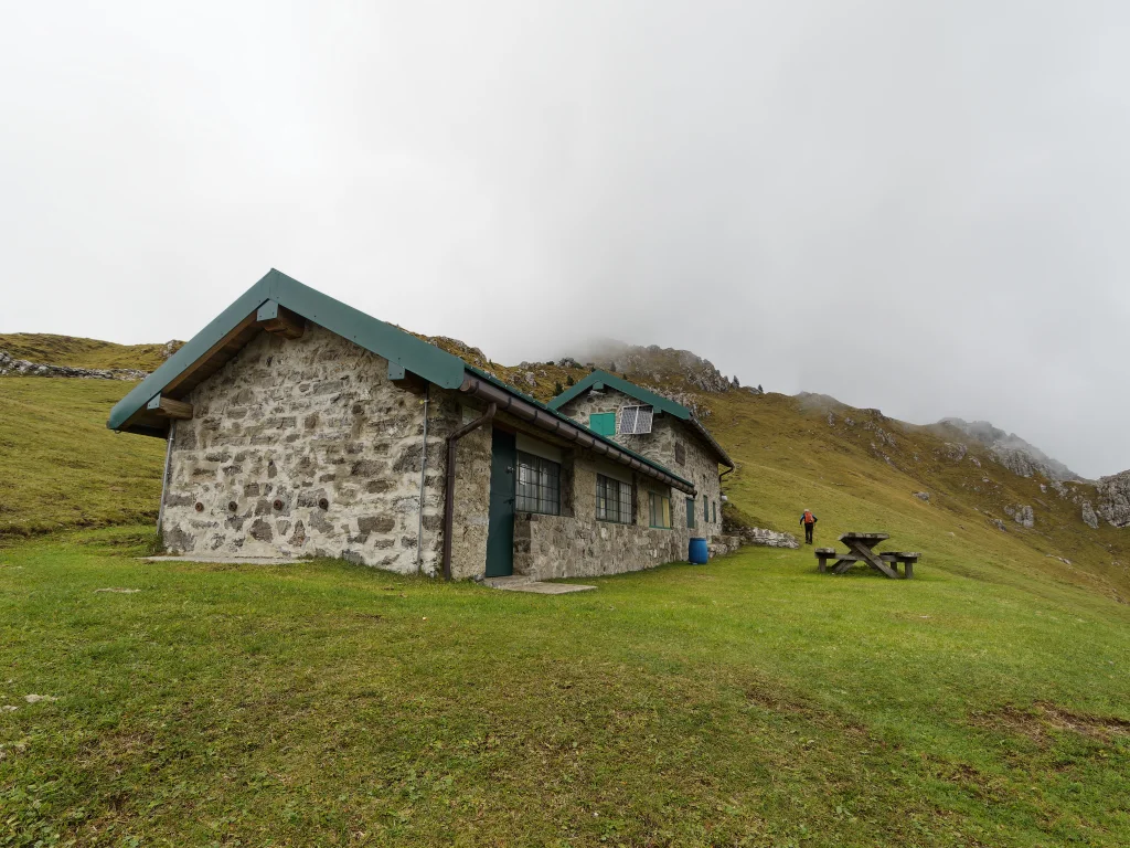 La Baita del Giacom lungo la salita al Monte Venturosa