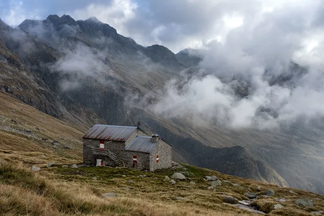 Il Bivacco Volta nella Valle dei Ratti