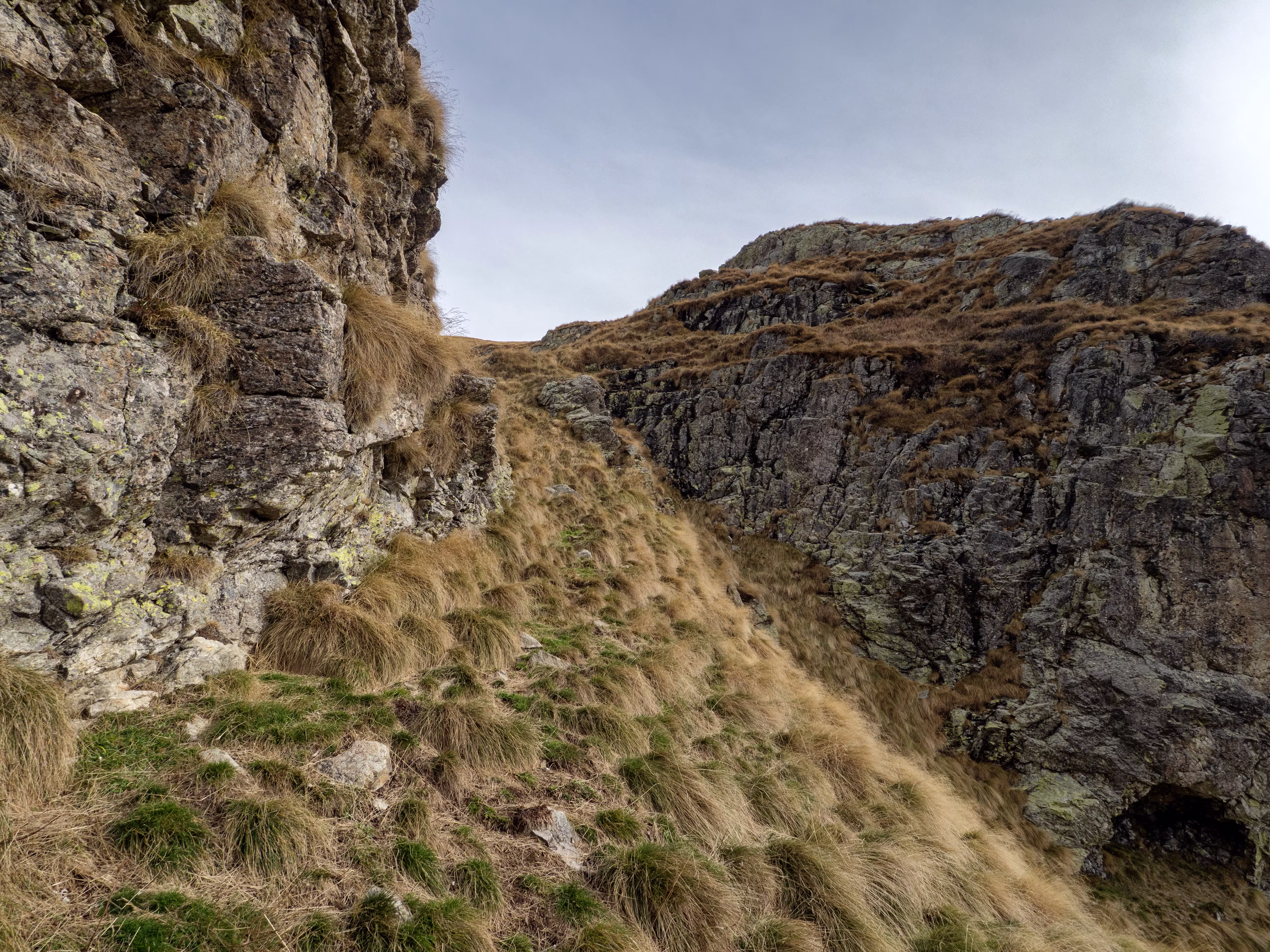 Passiamo l’ultimo torrione sulla destra