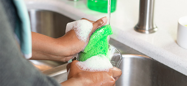 https://images.ctfassets.net/rpbo86nkmwf5/3dcRvcdUB5UlVlSnGrJe1y/9d1817d0b94f8f6baca4a259b30b3f1d/How_to_wash_dishes_by_hand_ADP_992_to_1199.jpg