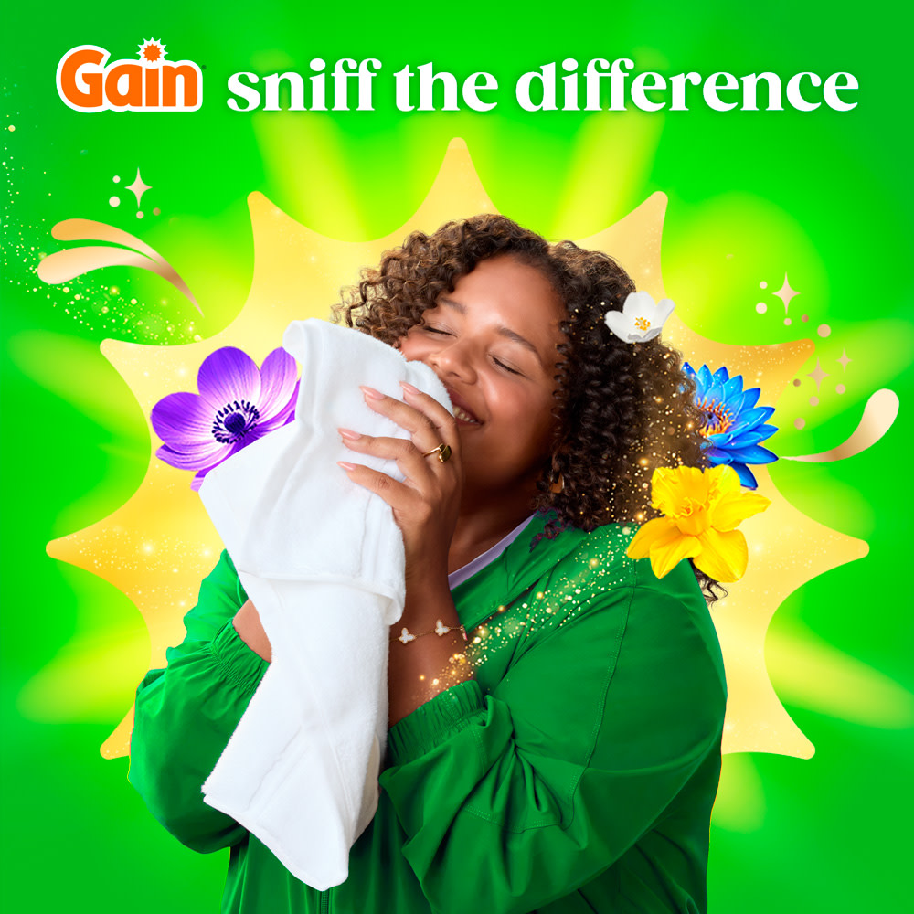 Gain Moonlight Breeze Rinse and Renew Fabric Rinse secondary image 05 gain sniff the difference