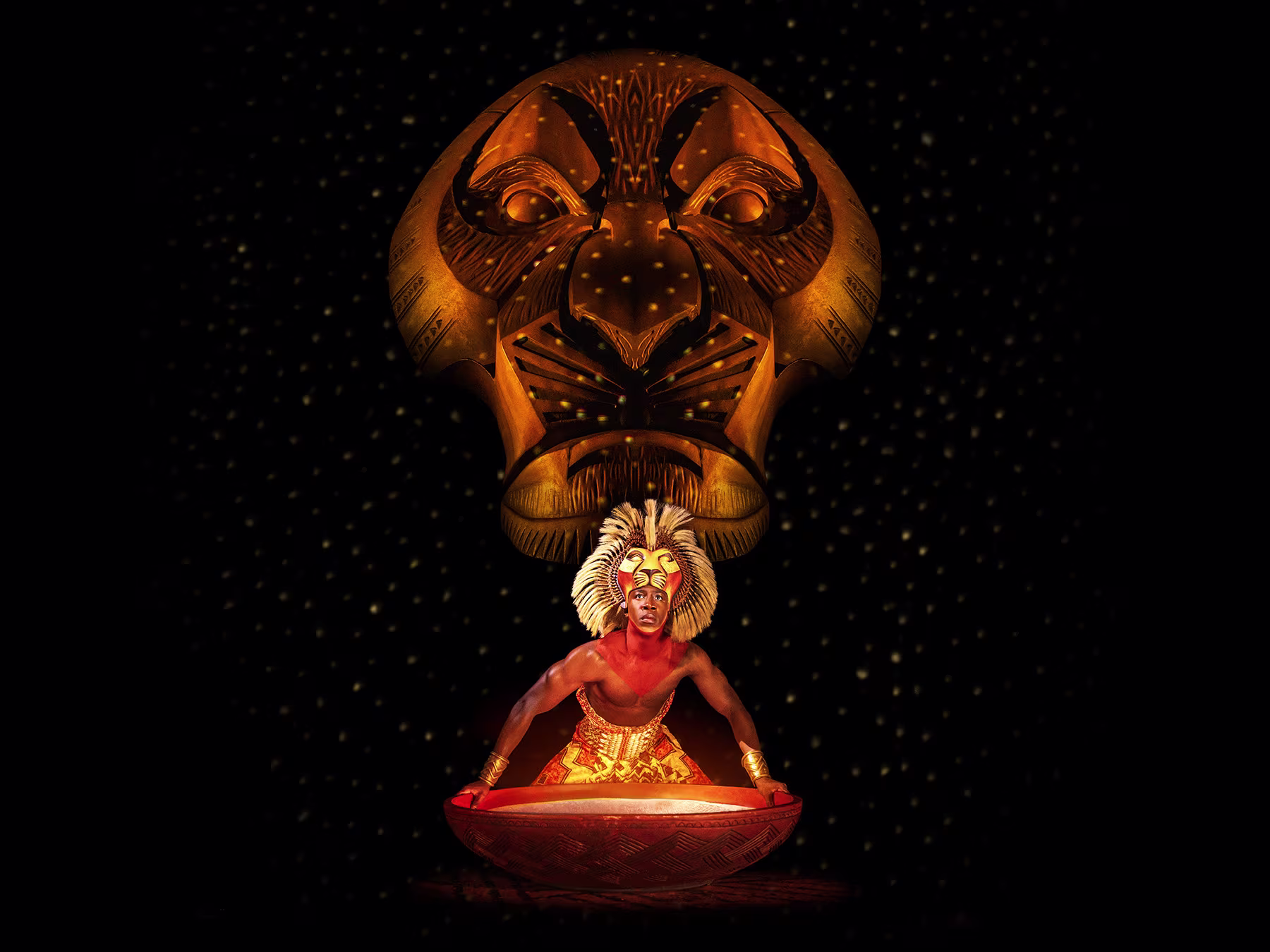 Simba singt, Hinter ihm eine riesige Maske des Gesichts seiner Vaters Mufasa