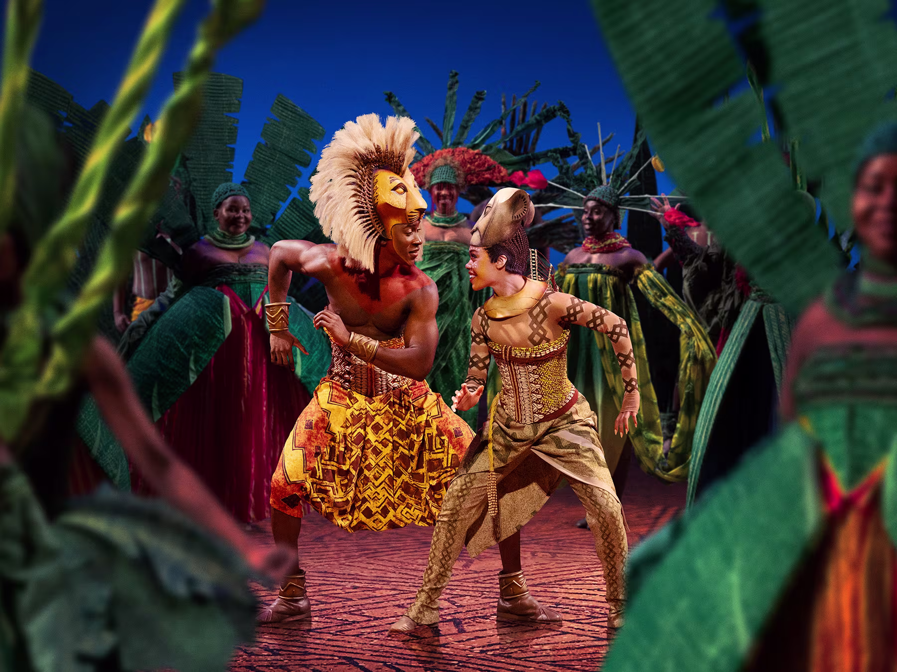 Simba und Nala stehen inmitten von hohem Gras