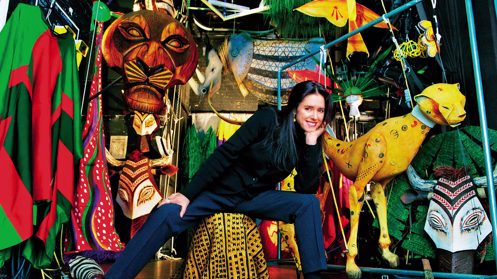 Disneys Der König der Löwen Foto von Julie Taymor vor Kostümen und Puppen