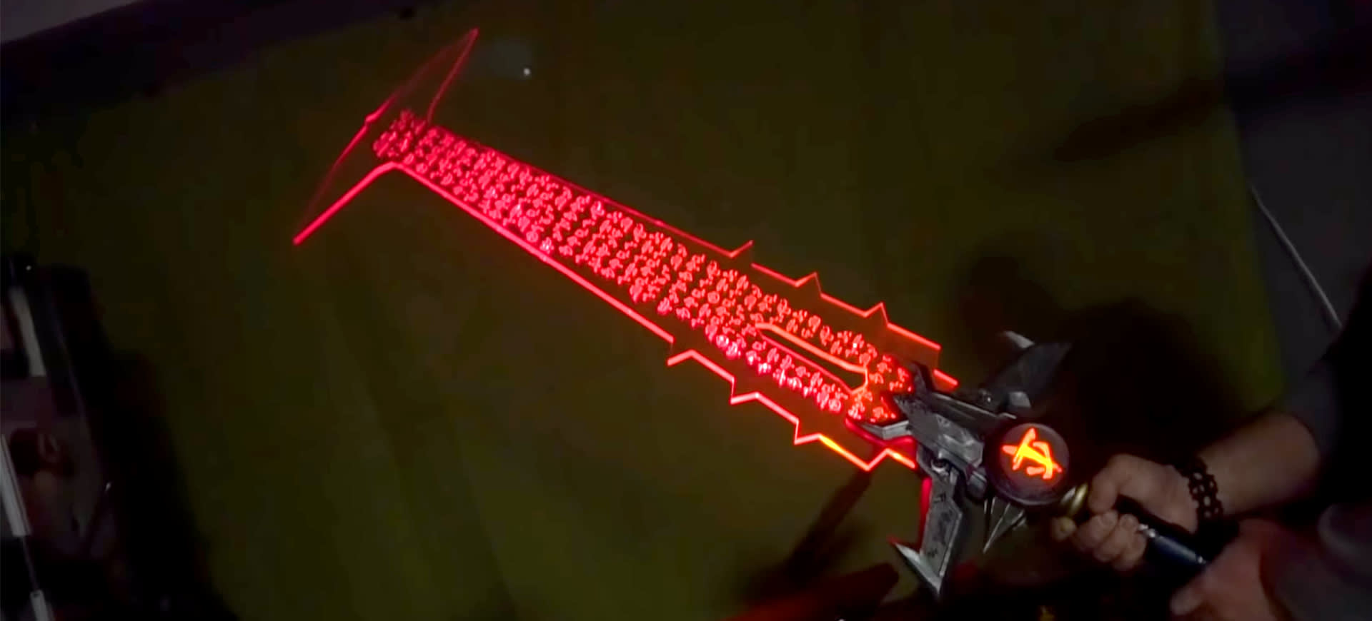 Мечтаете о собственном клинке Горнила? Этот мастер создал его!