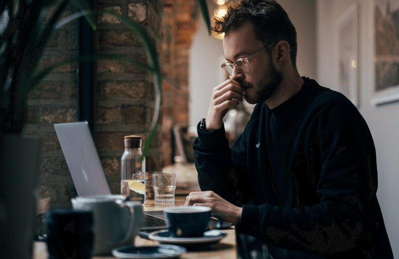 Man laptop cafe thumbnail