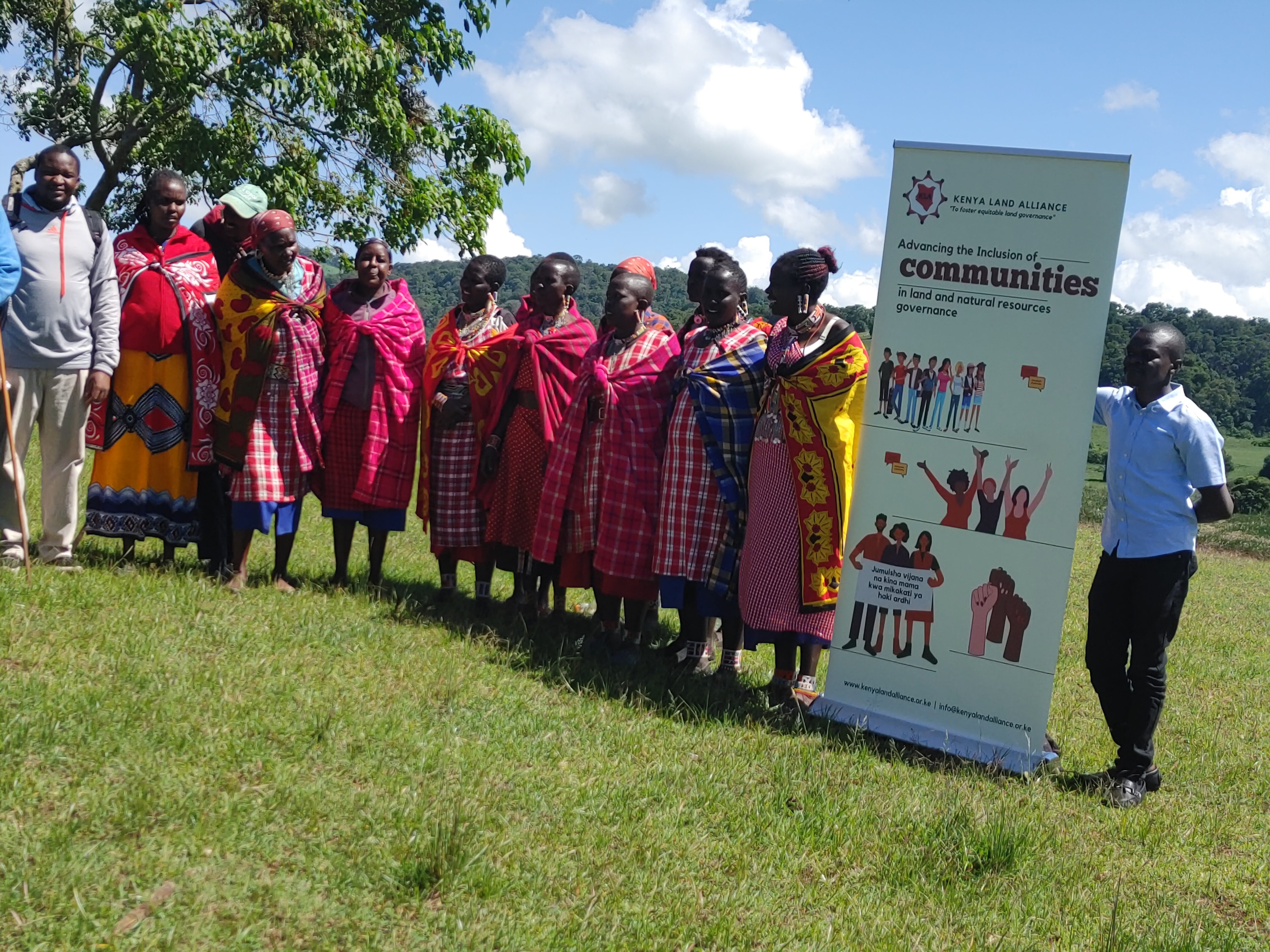 The team from Entashata, Narok County Government, Kenya Land Alliance (KLA) and TMG Research with women's group members. Photo credit: Peter Oduor, KLA
