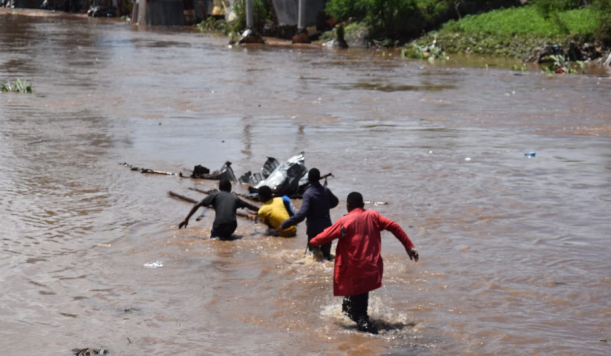 Mukuru residents navigating flood waters.
©Shakur Njeru, Viwandani Comprehensive Community Organization VICCO