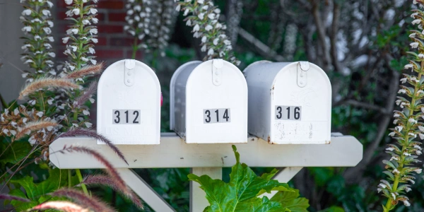 郵便物を旧住所から一人暮らし先へ転送する際の注意点