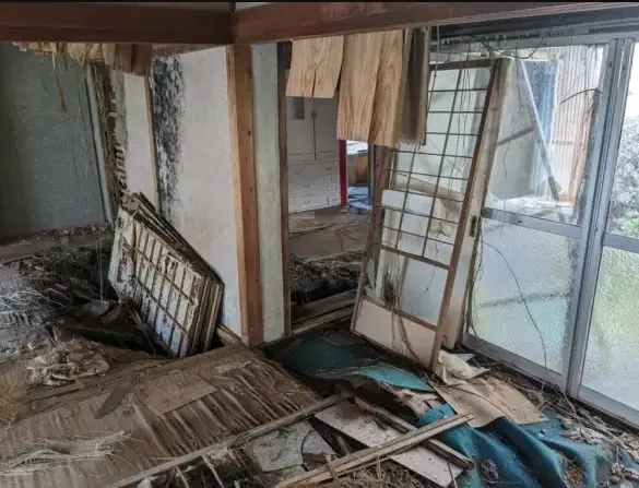 An example of a Japanese abandoned house that needs major repairs