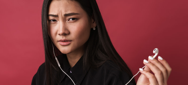 Apakah kebiasaan pakai earphone berbahaya?
