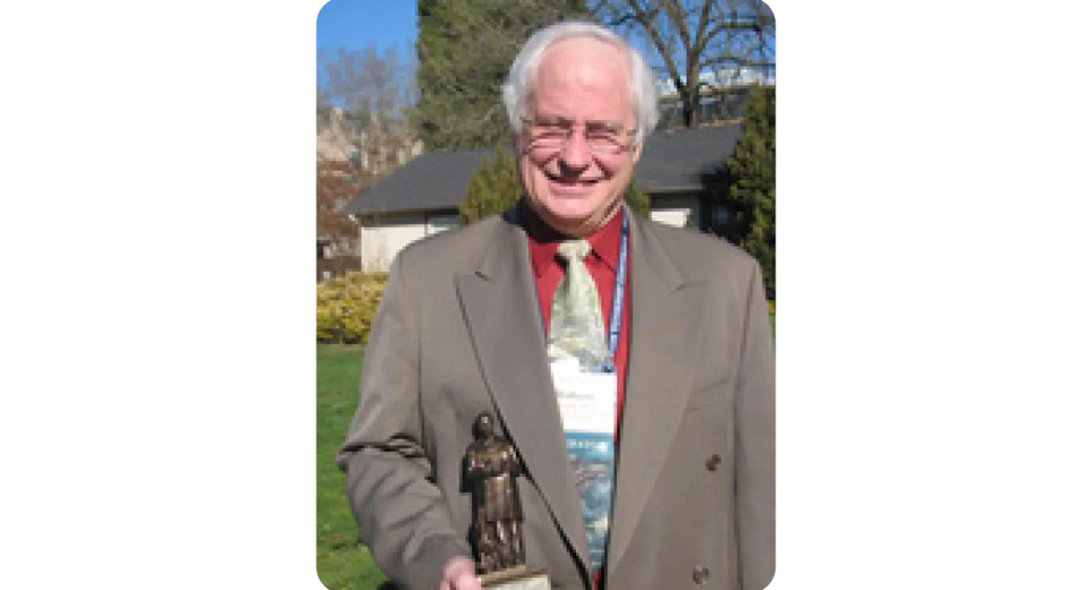 Dr. Robert Franklin of Oregon Veterinary Specialty Hospital smiling and receiving an award from the Oregon Veterinary Medical Association Dr. Robert Franklin of Oregon Veterinary Specialty Hospital smiling and receiving an award from the Oregon Veterinary Medical Association