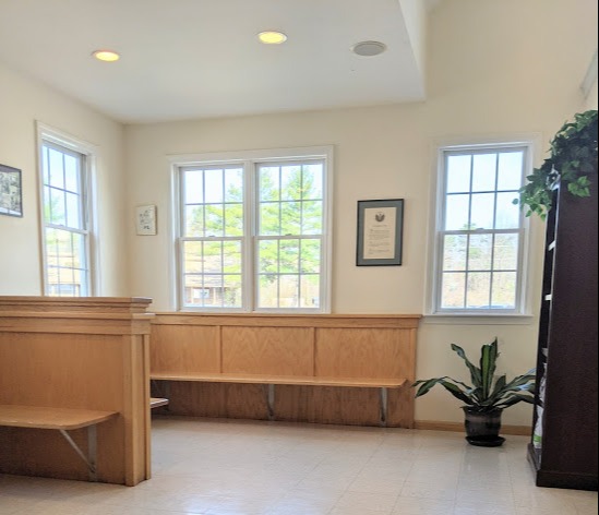 Seating area and benches in lobby of Henniker Veterinary Hospital