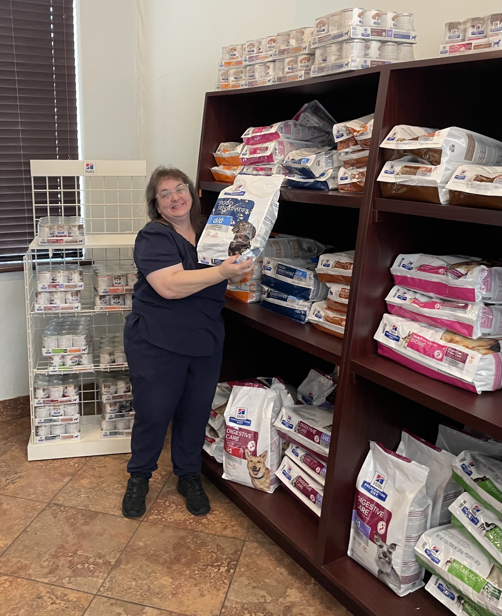 Staff member Jessia holding bag of Hill's food