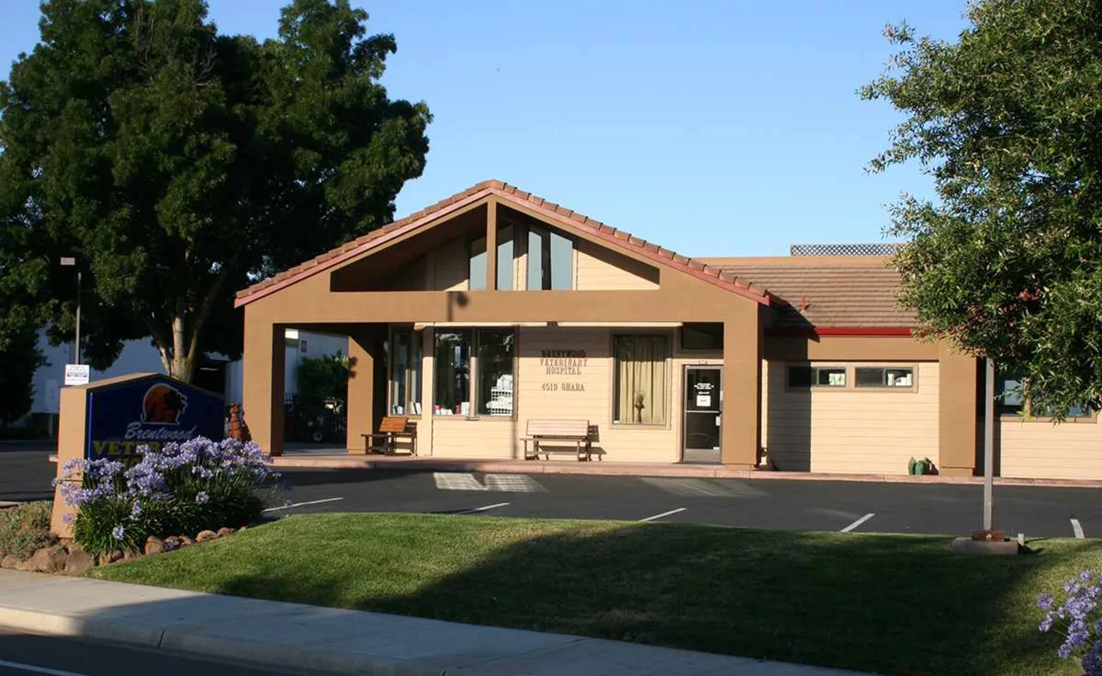 Exterior shot of Brentwood Veterinary Hospital