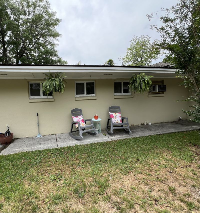 Outdoor Seating at Hanover Regional Animal Hospital
