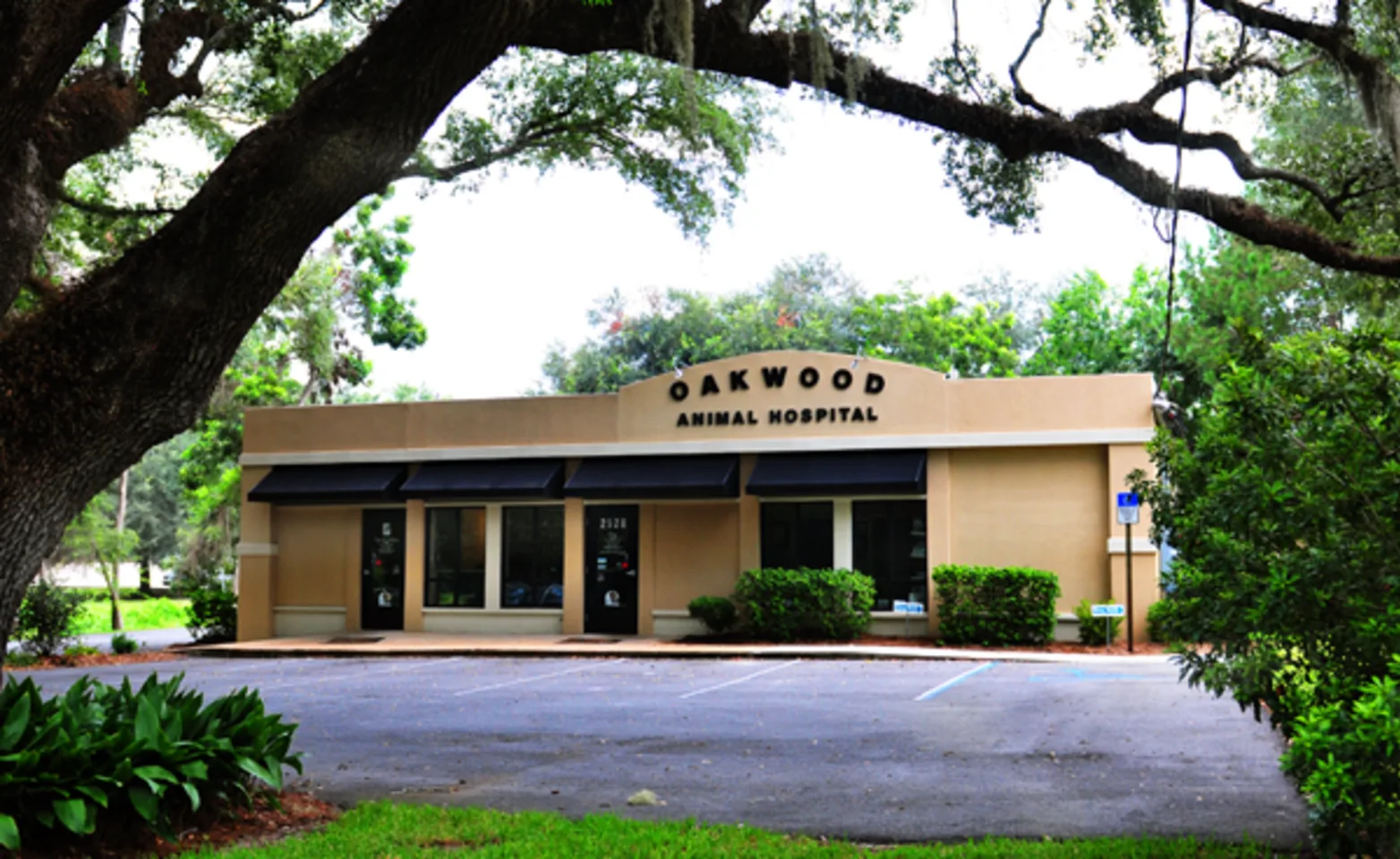 Oakwood Animal Hospital Florida's front exterior of their building.