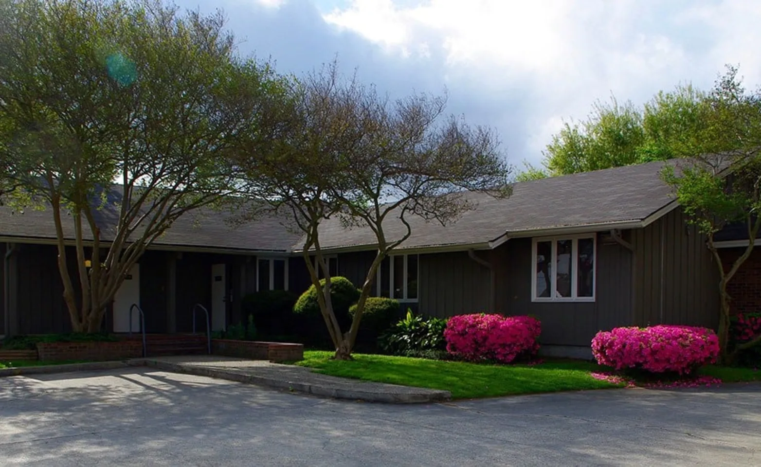 Jefferson Animal Hospital's exterior Jefferson Animal Hospital's exterior